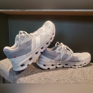 🚨🚨ON Running  Cloud Runnwe White and Gray Sneakers Womens 7W🚨🚨